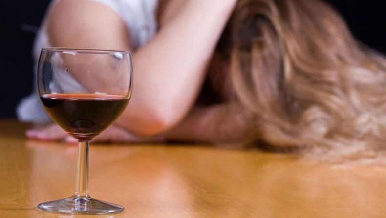 Как женщины и алкоголь бросают пить